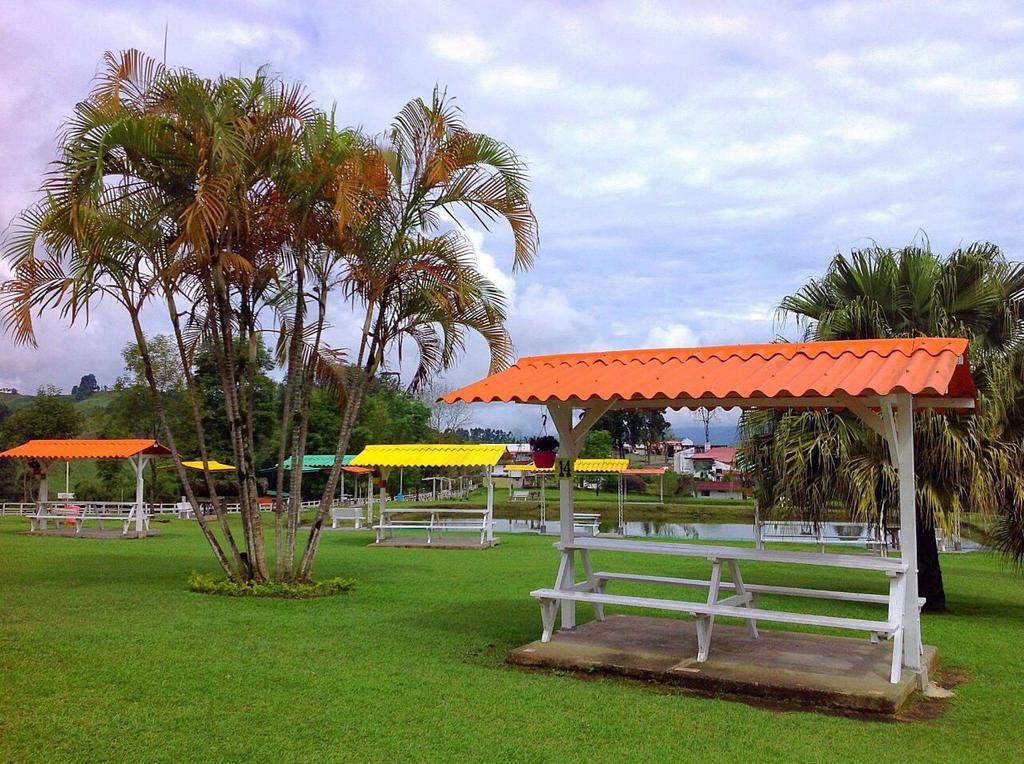 Hotel Finca Recreacional Marcelandia Santa Rosa de Cabal Exterior foto